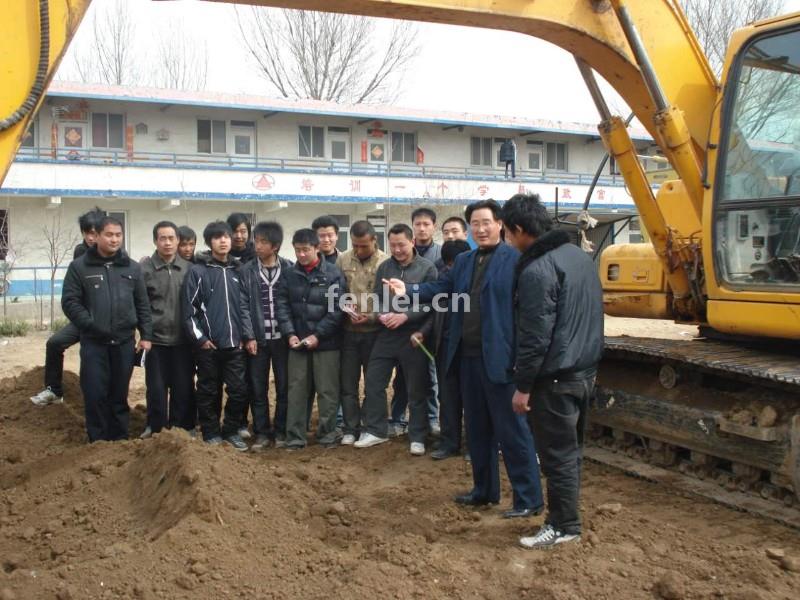 滨州挖掘机驾校博兴学钩机惠民考挖掘机操作证(滨海挖掘机在哪里学)